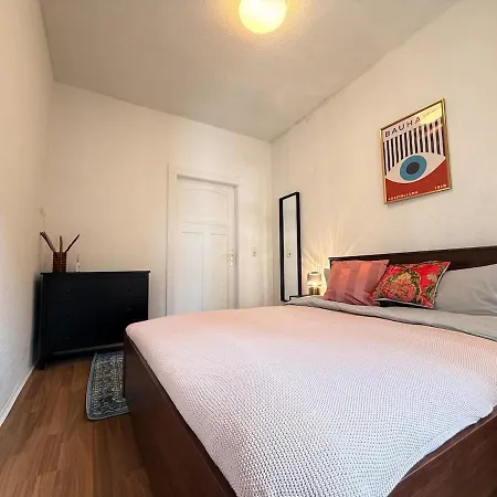 Elegant 4br Near Citycenter With Balcony