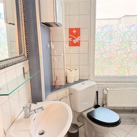 Elegant 4br Near Citycenter With Balcony