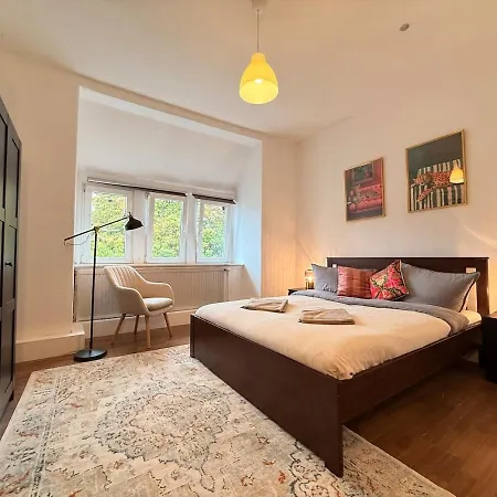 Elegant 4br Near Citycenter With Balcony