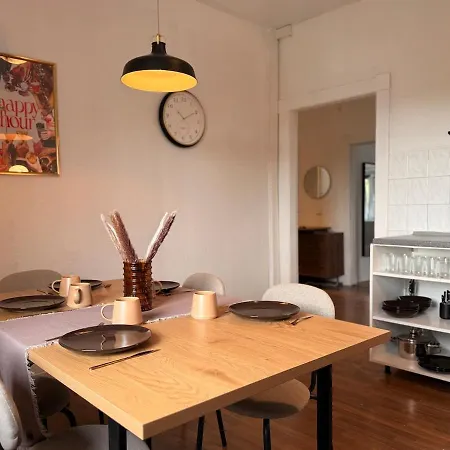 Lägenhet Elegant 4br Near Citycenter With Balcony