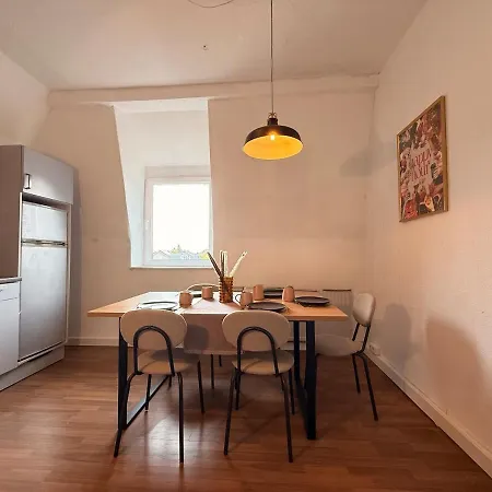 Lägenhet Elegant 4br Near Citycenter With Balcony