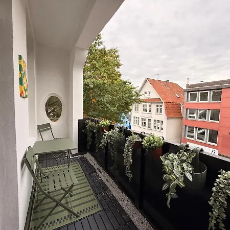 Elegant 4br Near Citycenter With Balcony Lägenhet