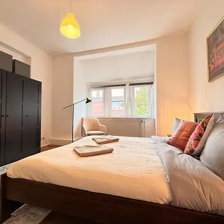 Lägenhet Elegant 4br Near Citycenter With Balcony Oldenburg