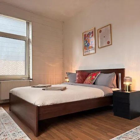 Elegant 4br Near Citycenter With Balcony Oldenburg