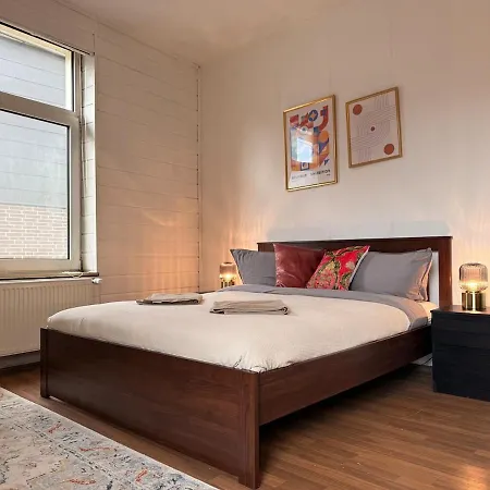 Lägenhet Elegant 4br Near Citycenter With Balcony