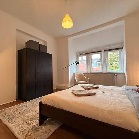 Elegant 4br Near Citycenter With Balcony