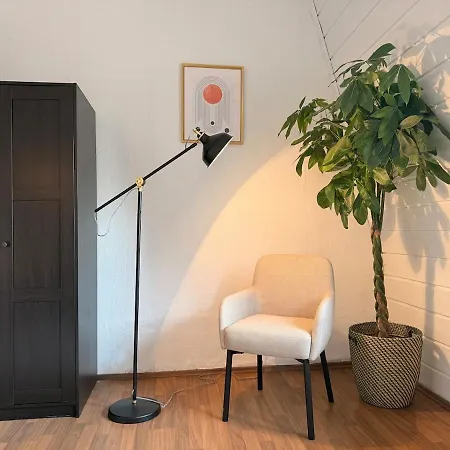 Lägenhet Elegant 4br Near Citycenter With Balcony Oldenburg