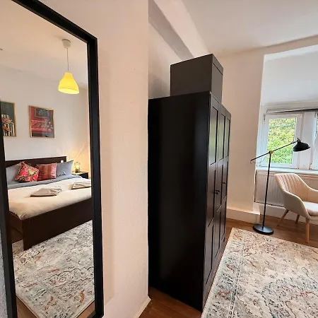 Lägenhet Elegant 4br Near Citycenter With Balcony