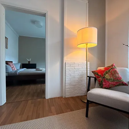 Elegant 4br Near Citycenter With Balcony Lägenhet *